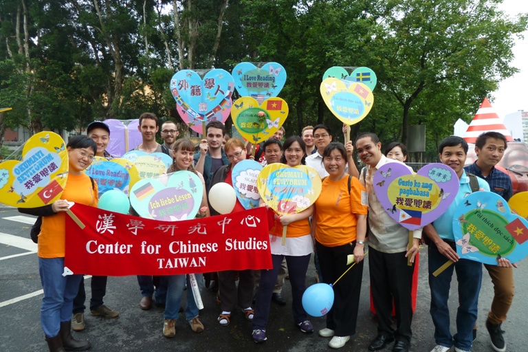 外籍訪問學人參加「美好的閱讀」書香大遊行