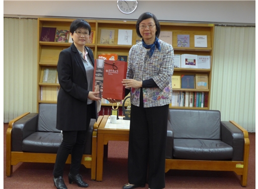 新加坡國家圖書館管理局高級圖書館員Ms. GEE Miaw Miin來館參訪與交流