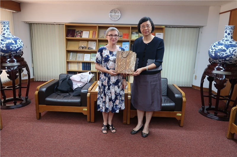 波蘭亞捷隆大學日本與漢學系教授Dr. Ewa Zajdler前來國家圖書館拜會曾館長