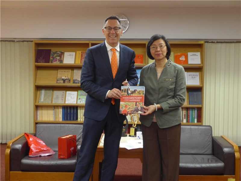 澳洲國家圖書館理事會主席Dr. Brett Mason拜會曾館長並參訪國家圖書館