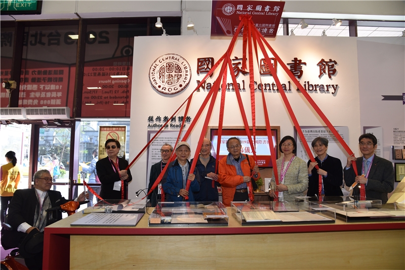 國圖於臺北國際書展推出「從作者到讀者」展覽，期盼出版界重視史料文物之保存