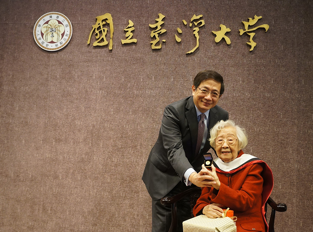 知名臺灣文學研究者齊邦媛教授獲頒印第安那大學榮譽博士學位