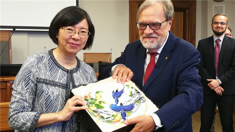 國圖與波蘭亞當密茨凱維奇大學合作建置「臺灣漢學資源中心」