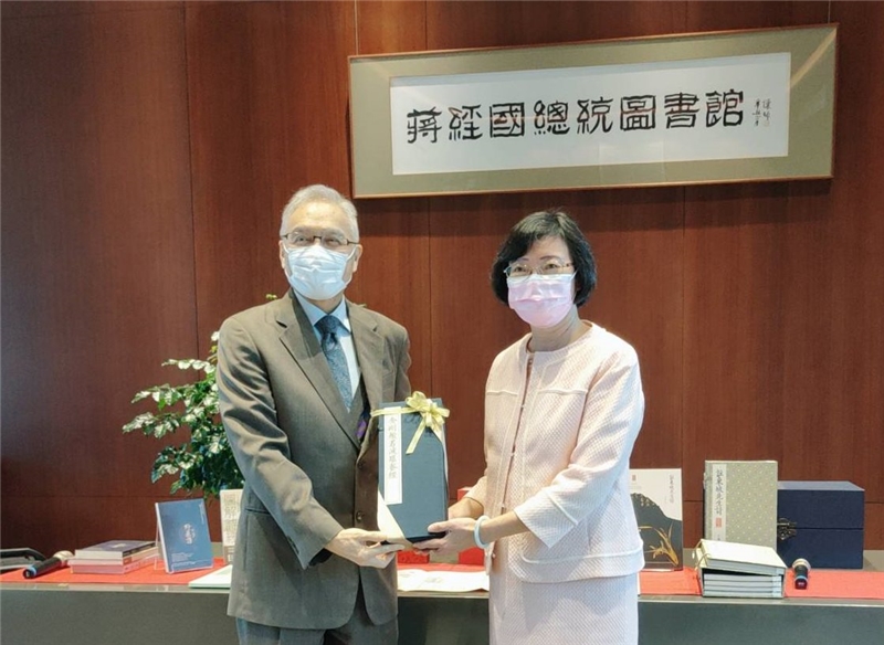 國圖致贈復刻善本經典予蔣經國國際學術交流基金會