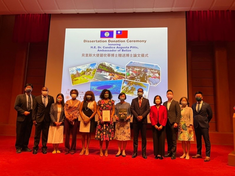 貝里斯大使贈送國家圖書館博士論文