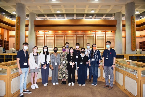 12國家學子與研究人員匯聚國圖青年漢學家研習班從數位資源、典藏機構認識來臺研究的重要性