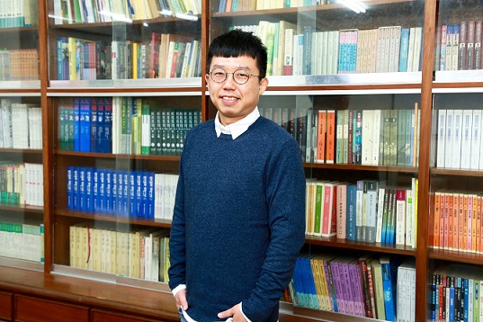 中正大學臺灣文學與創意應用所王萬睿助理教授榮升副教授