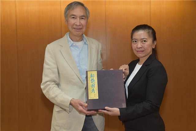 荷蘭漢學家高羅佩家屬來臺致贈國圖《秘戲圖考》初印本