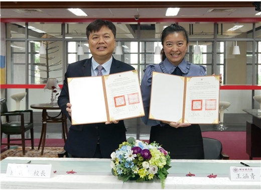 國家圖書館與國立宜蘭大學合作舊籍數位化簽署儀式