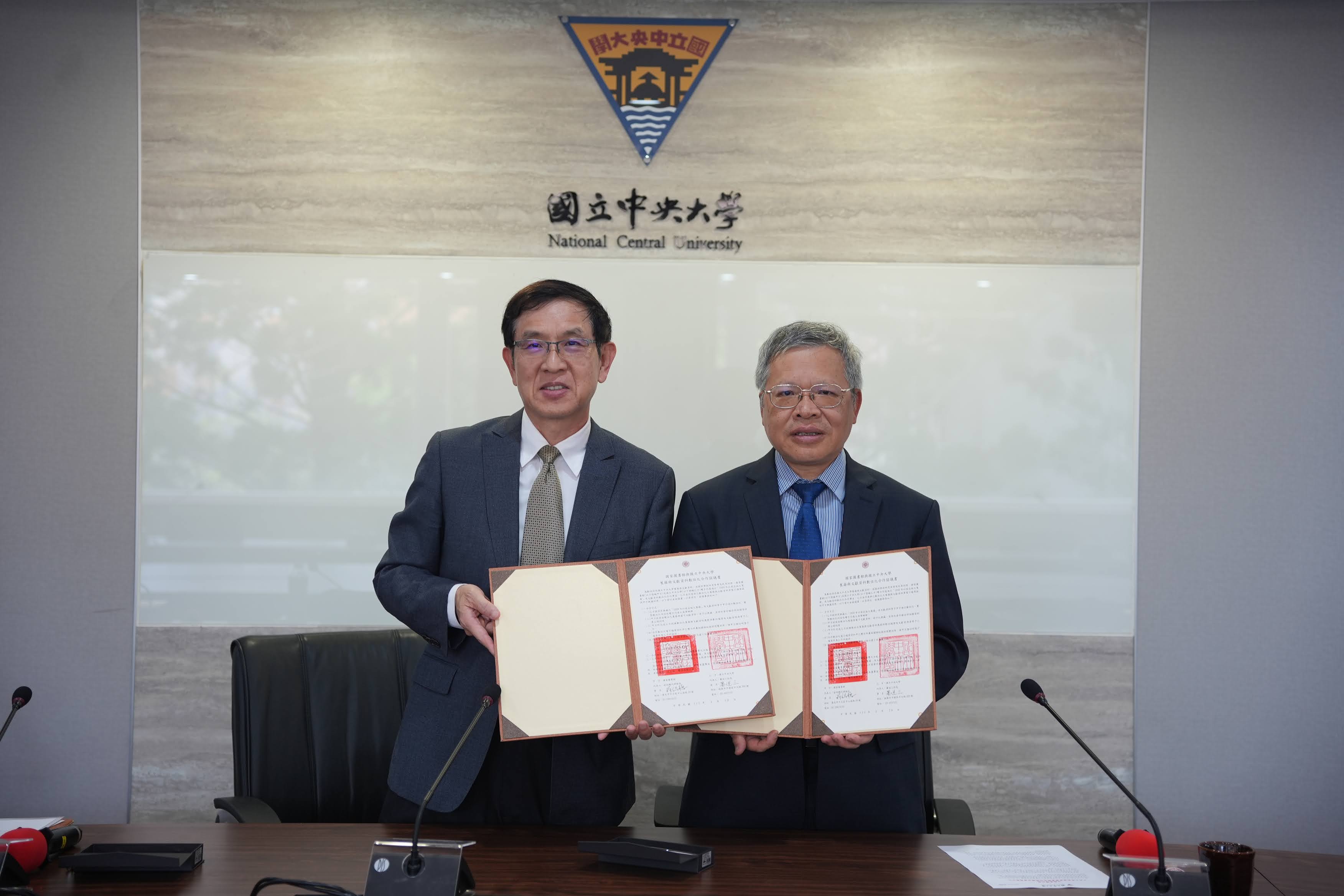 國家圖書館與國立中央大學簽署舊籍文獻數位化合作攜手深化臺灣文化資產保存與應用
