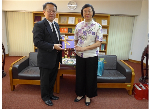 泰國貿易經濟辦事處畢倫代表（Amb. Piroon Laismit）一行三人參訪國圖及贈書